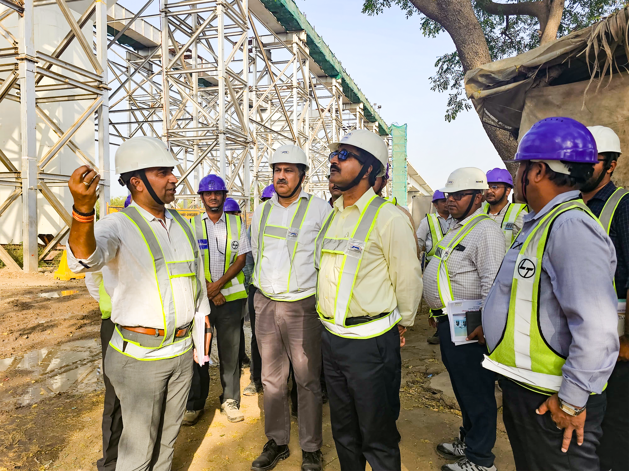 MD-NHSRCL श्री विवेक कुमार गुप्ता यांनी महाराष्ट्रातील ठाणे जिल्ह्यातील #BulletTrain प्रकल्पाच्या ठाणे रोलिंग स्टॉक डेपो आणि उल्हास ब्रिज स्थळाला भेट देऊन प्रकल्पाच्या प्रगतीचा आढावा घेतला।
